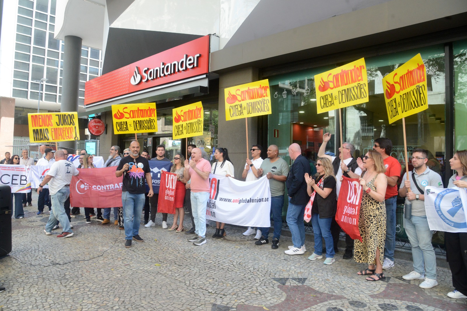 Trabalhadores contra demissões no Santander - RJ