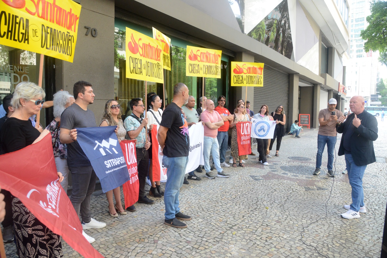 Trabalhadores contra demissões no Santander - RJ