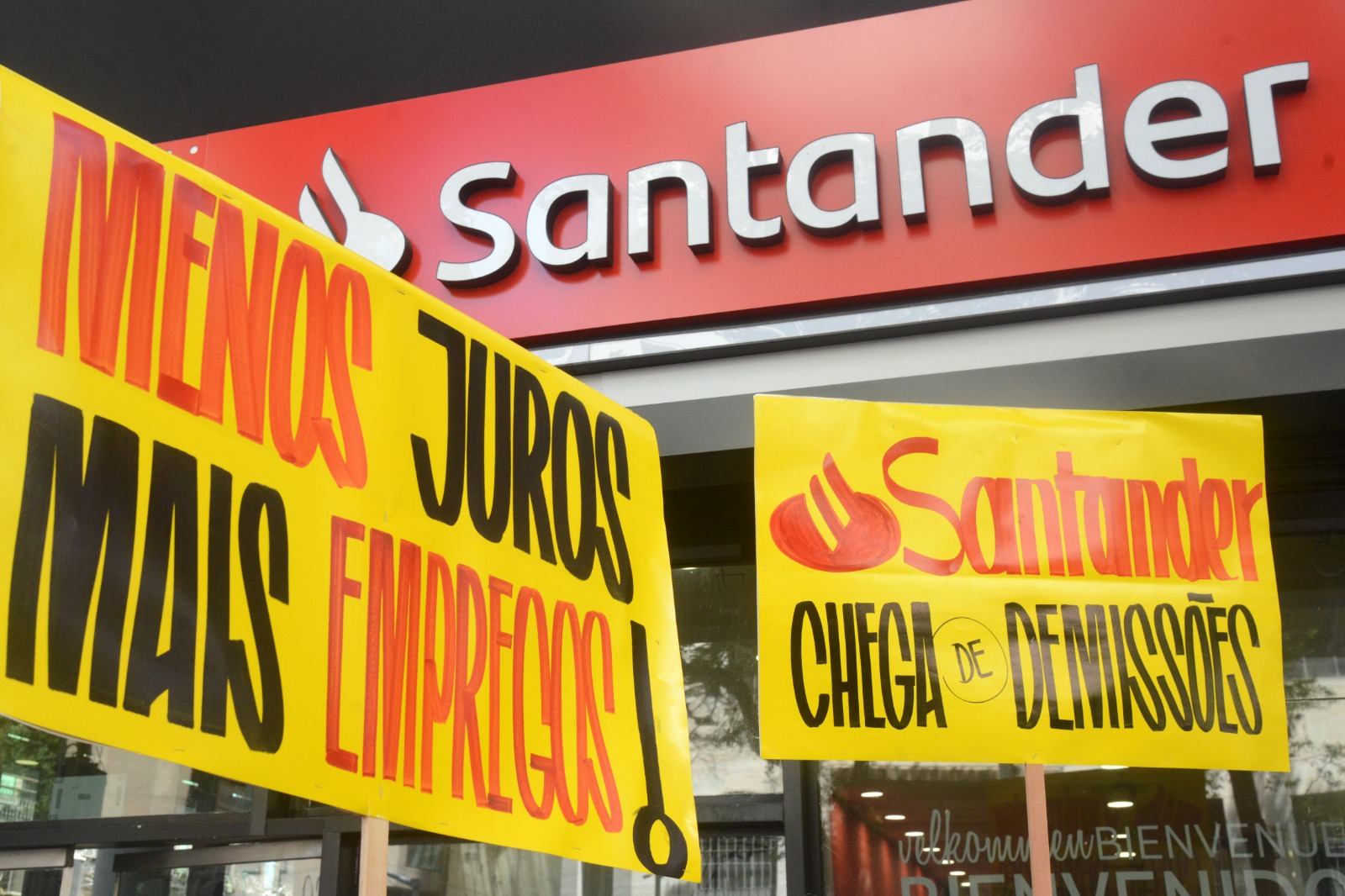 Trabalhadores contra demissões no Santander - RJ