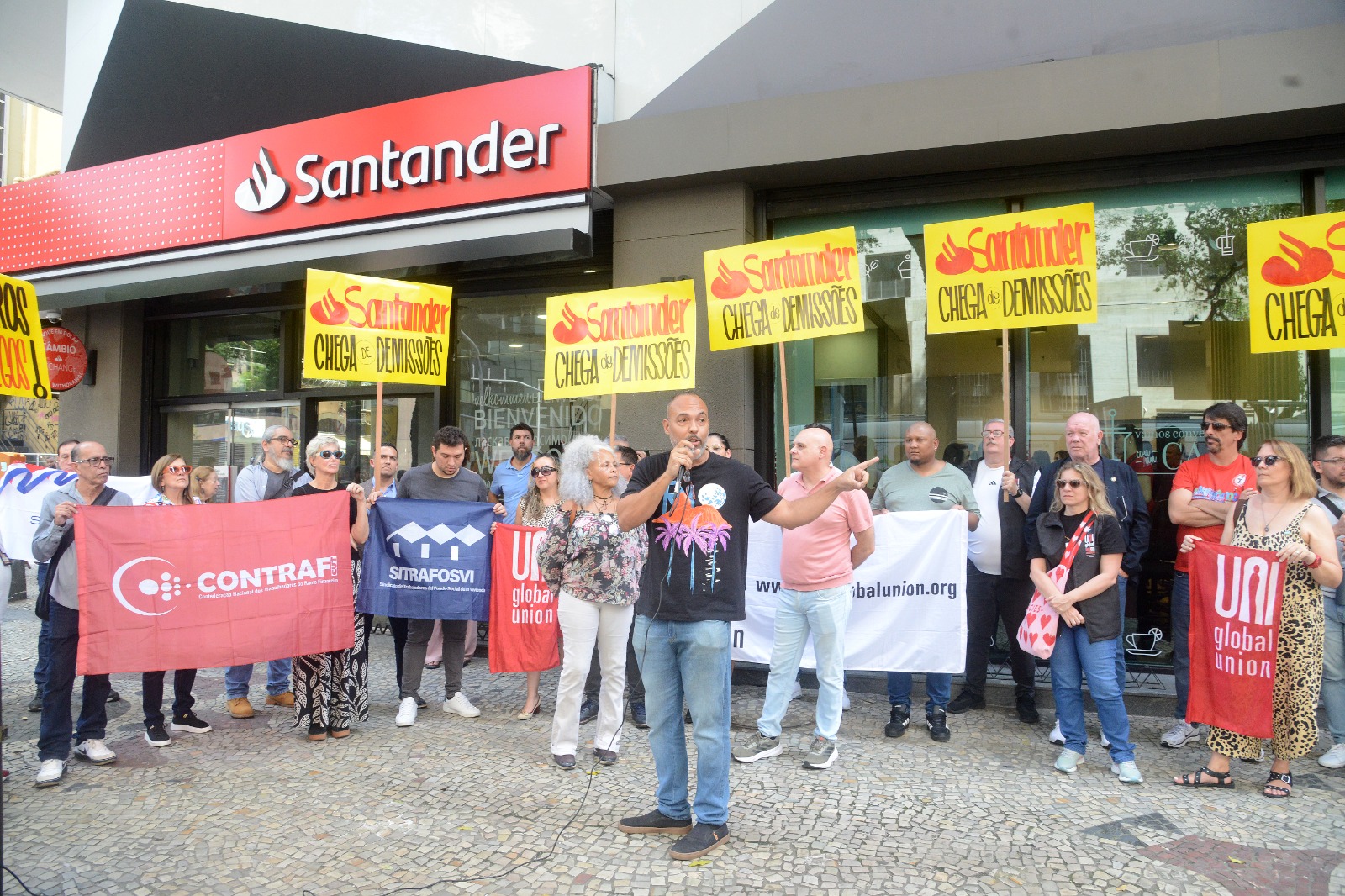Trabalhadores contra demissões no Santander - RJ