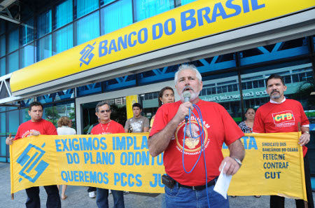 Sindicato do Ceará faz ato para cobrar plano odontológico e PCCS no BB