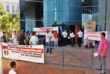 Dia Nacional de Luta exige fim das demissões e garantia de emprego no Itaú