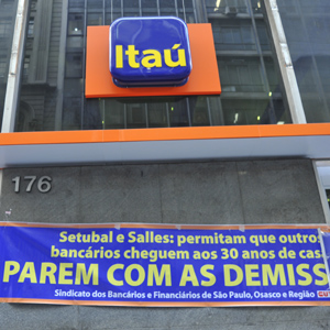 Itaú pisa na bola e bancários paralisam contra demissões em São Paulo