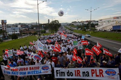 Para CUT, isenção de IR sobre PLR motiva luta dos trabalhadores para 2013