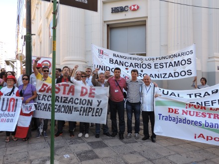 Por emprego e direitos dos bancários, redes sindicais marcham em Assunção