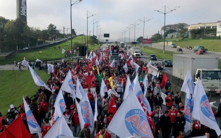 Trabalhadores ocupam as ruas com manifestações em todo o país