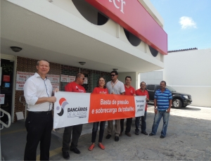 Bancários paralisam agências do Santander contra demissões em Alagoas