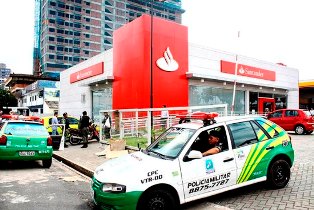 Agência do Santander é assaltada em Teresina e bancários viram reféns
