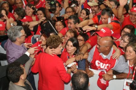 Dilma promete manter direitos trabalhistas e valorização dos salários