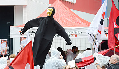 Sob chuva, bancários estreiam Campanha Nacional na Avenida Paulista