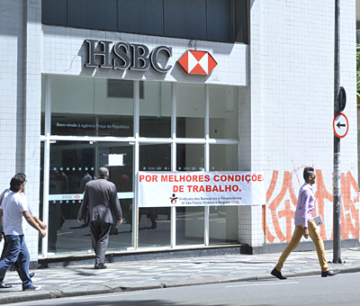 Bancários param Casp e agências em São Paulo contra demissões no HSBC
