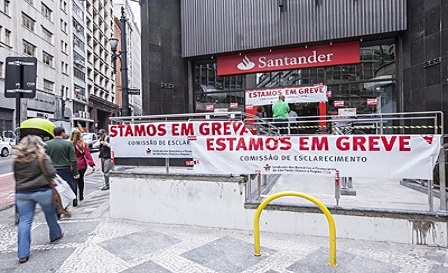 Bancários cruzam os braços em São Paulo contra desrespeito dos bancos