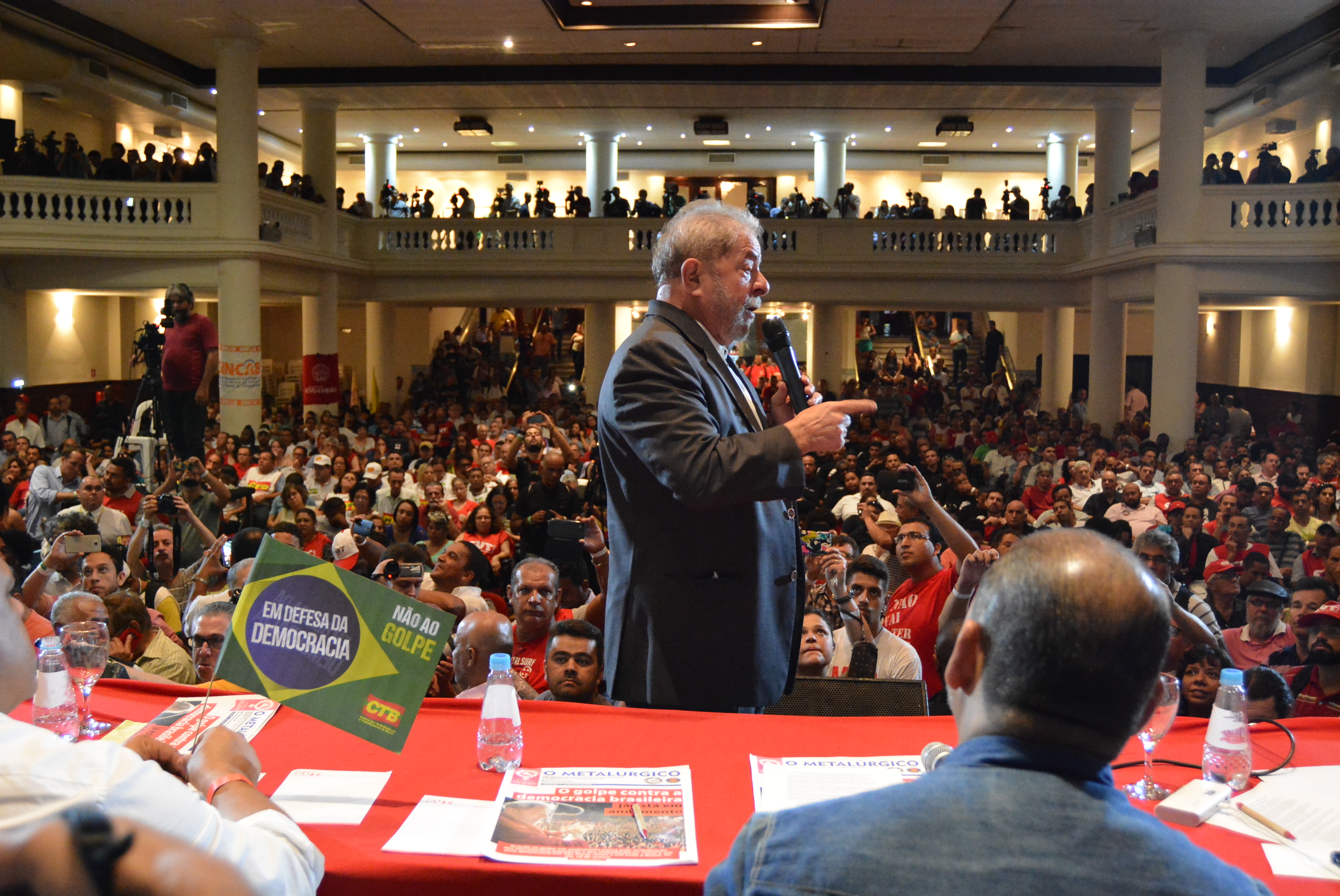 Lula avisa que quem pode tirar o Brasil da crise é o povo trabalhador