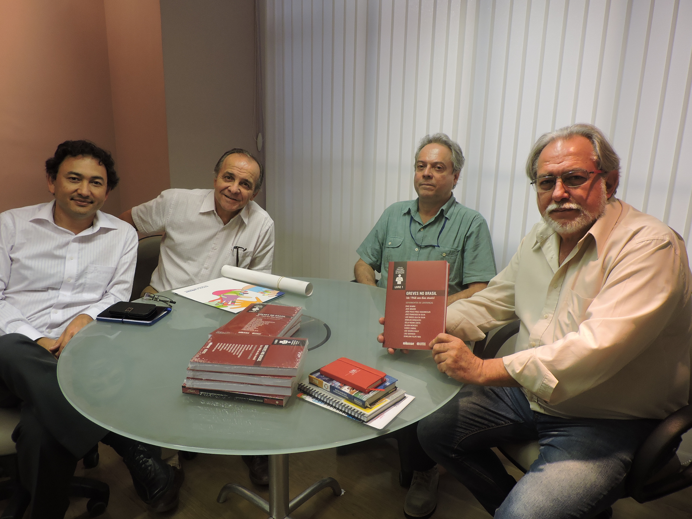 Presidente da Contraf-CUT recebeu de técnicos do Dieese o exemplar do livro ‘Greves no Brasil’