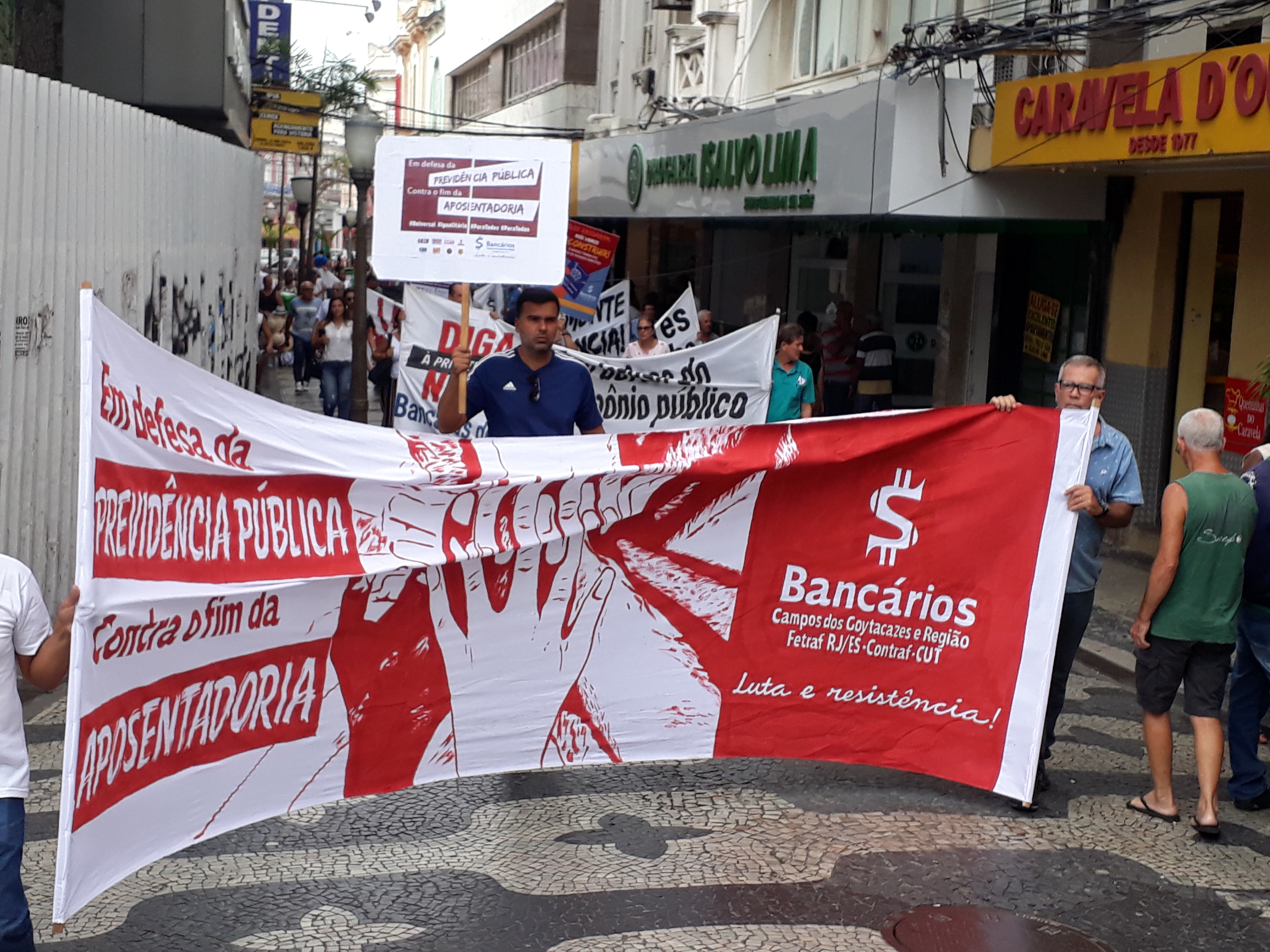 Bancários de Campos fazem protesto contra a reforma da Previdência