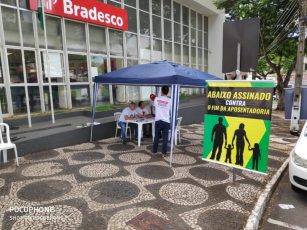 Comitê em Defesa da Aposentadoria orienta população paranaense e recolhe nas ruas assinaturas contra a Reforma da Previdência