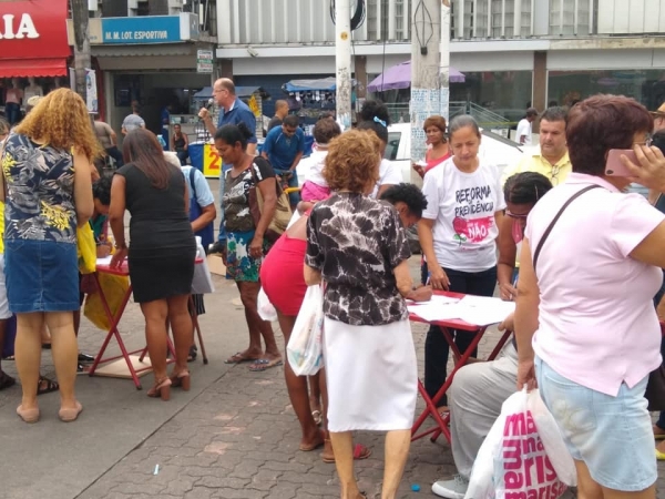 Bancários da Baixada Fluminense (RJ) recolhem assinaturas contra a Reforma da Previdência