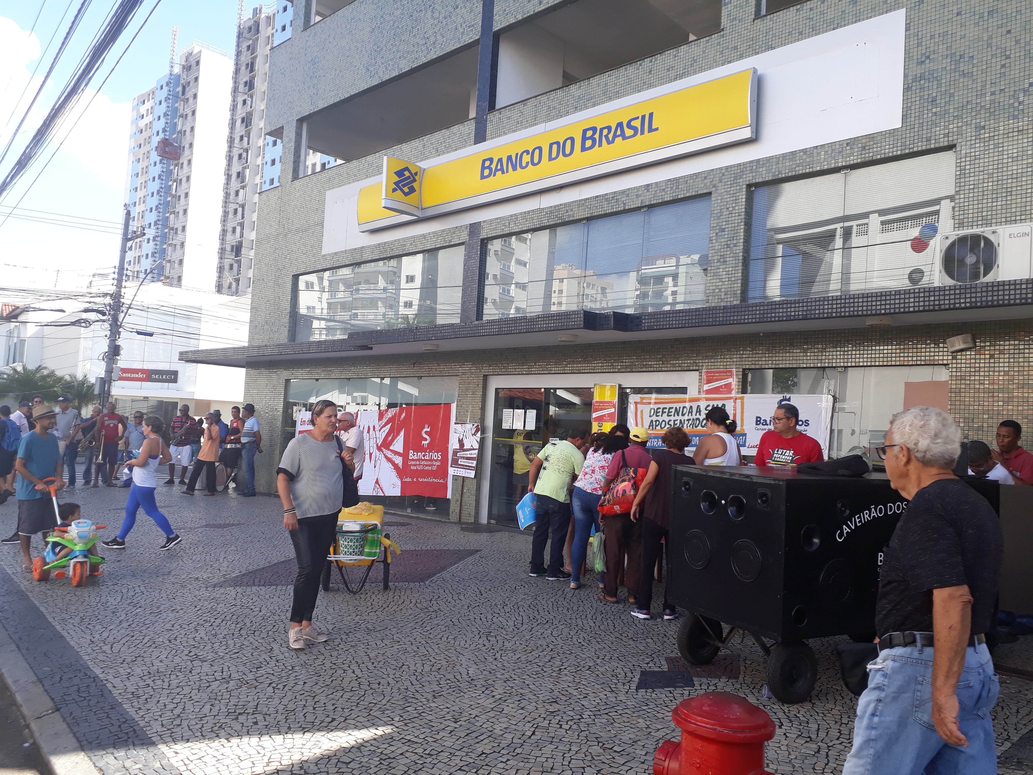 Bancários de Campos recolhe assinaturas contra a reforma da Previdência