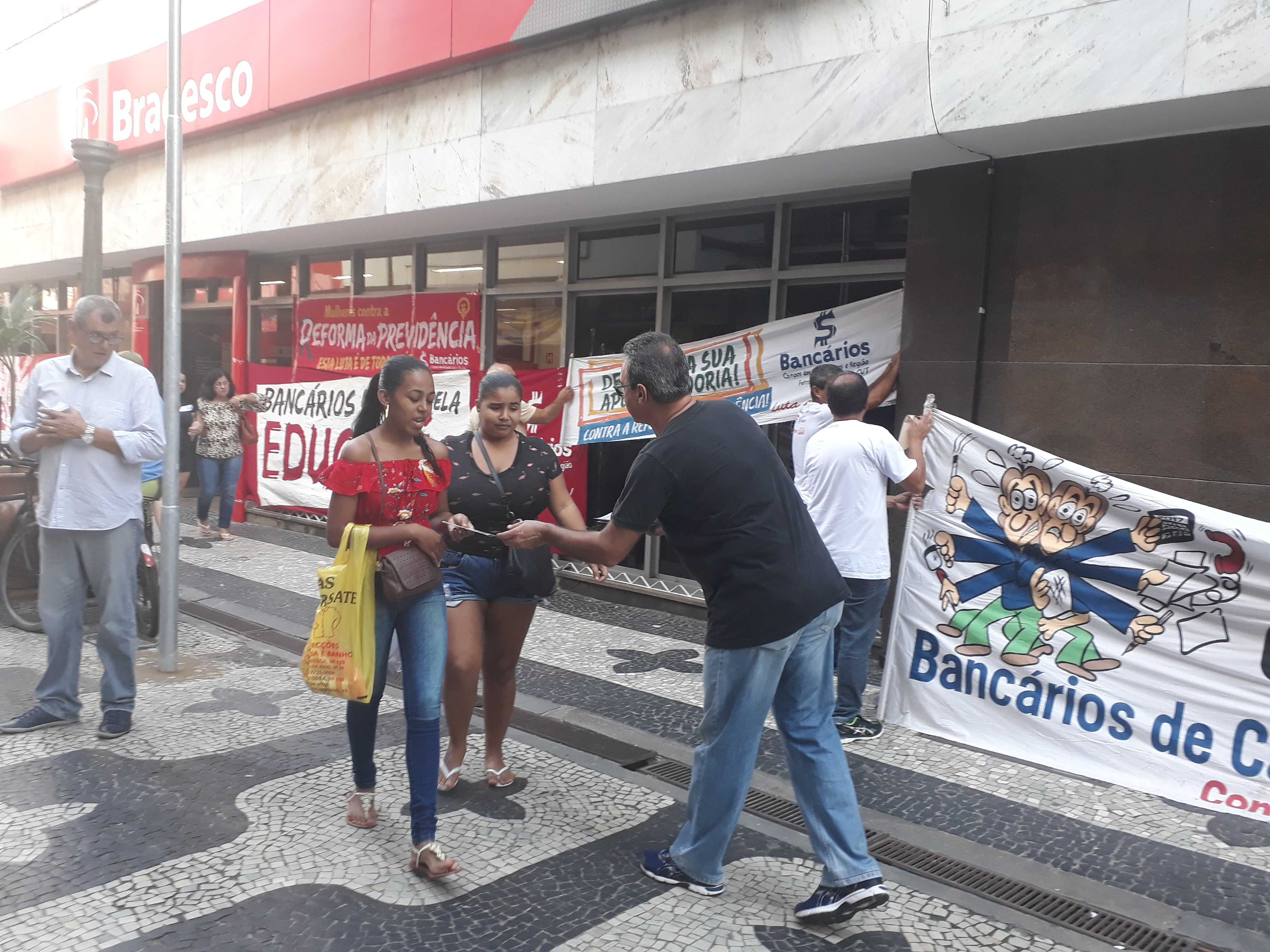 Bancários realizam passeata contra a reforma da Previdência em Campos