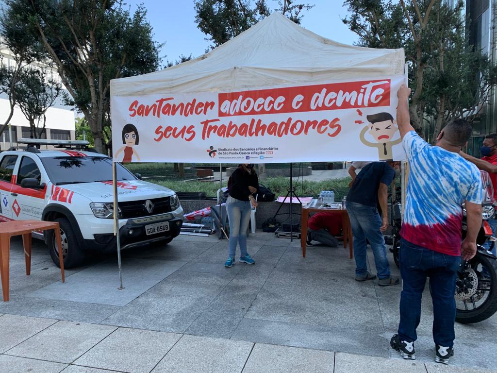 Bancários protestam contra demissões no Santander