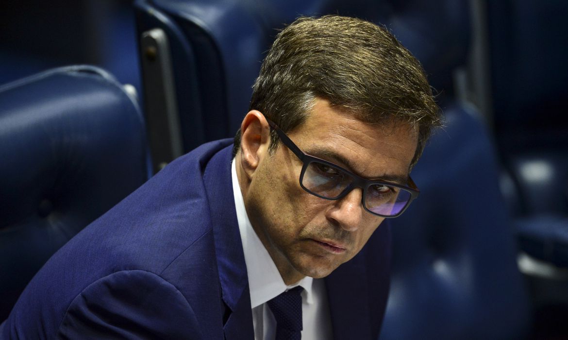 Campos Neto não consegue justificar Selic a 13,75% no Senado
