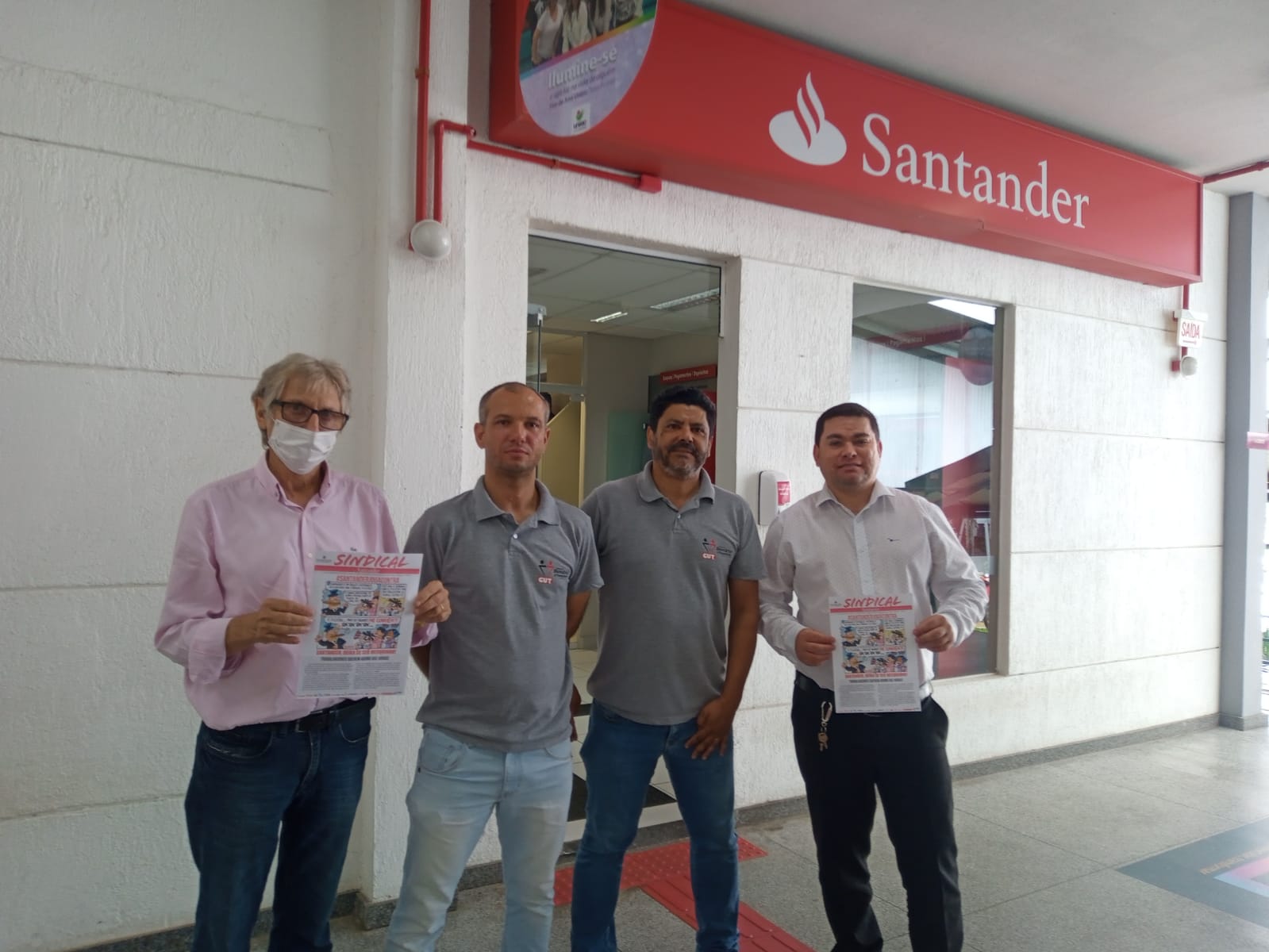 Em Criciúma, SC, direção do Sindicato entregou panfleto nas agências do Santander em protesto contra os abusos do Banco marcando o Dia Nacional de Luta